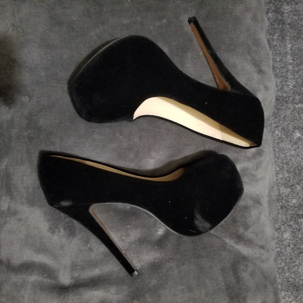 Sophisticated Black Stiletto Heels with Textured Finish
